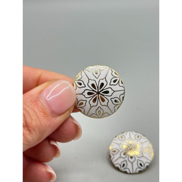 Vintage Elegant White Enamel Floral Stud Earrings Round Pierced Flower Jewelry - Picture 4 of 7